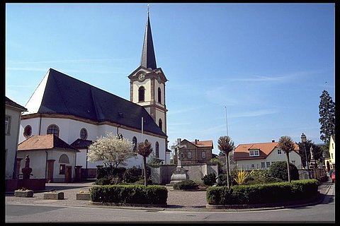 Kirche und Dorfplatz