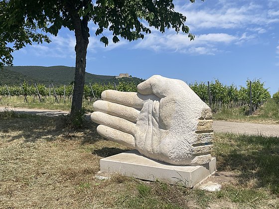 Skulptur Hand bei Maikammer