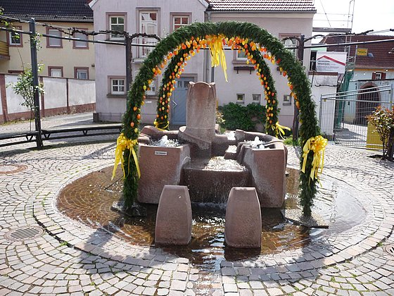 Freiheitsbrunnen an Ostern