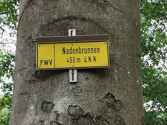 Hinweisschild Nadenbrunnen