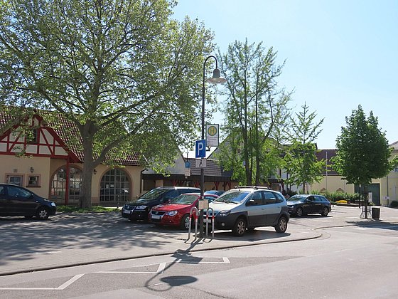 Parkplatz Dorfplatz Bild 1