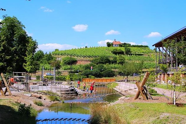 Kurpark mit Wasserspielplatz an der Isenach