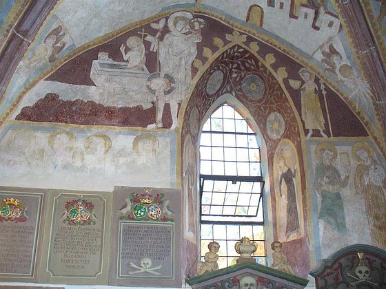 Fresken u Epithaphien Nordseite Kirche GB