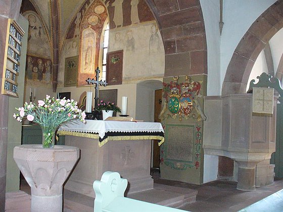Altar, Taufstein und Kanzel