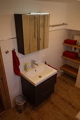 Waschbecken und Spiegelschrank im Bad