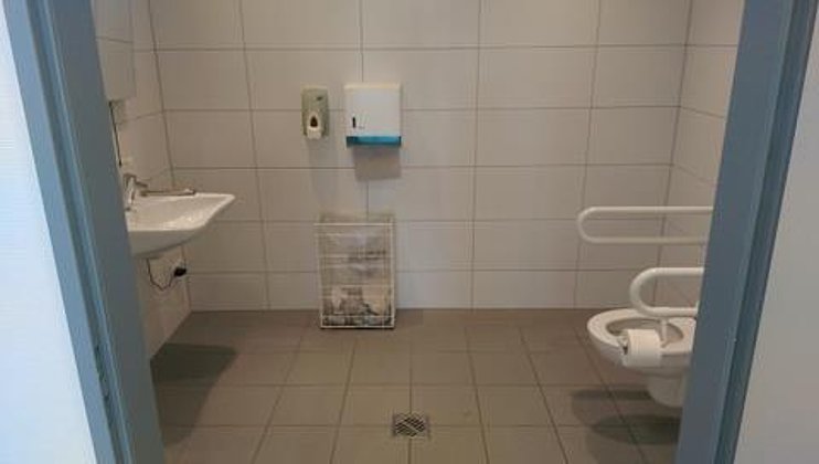 barrierefreie Toilette mit Freifläche