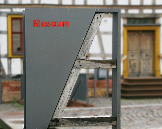 Museum und Stelenreihe im Museumshof 2