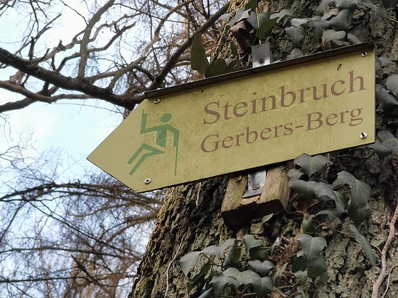 Hinweisschild Klettern im Steinbruch Gerbersberg
