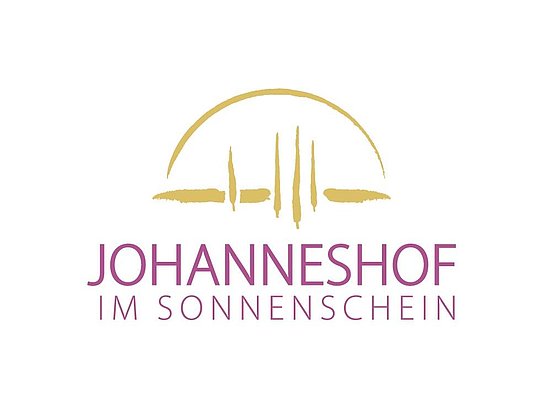 Logo Johanneshof im Sonnenschein