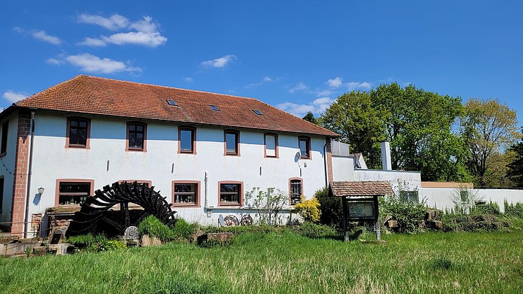 Aumühle Haßloch Hausfront mit Mühlenrad
